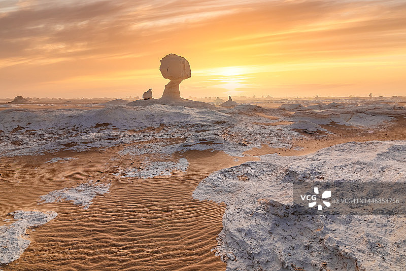 日落时分埃及西部撒哈拉沙漠白色沙漠中的粉笔岩层图片素材