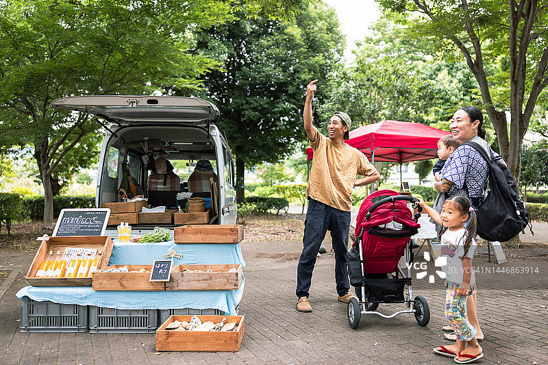 在农贸市场摆摊的农场家庭图片素材