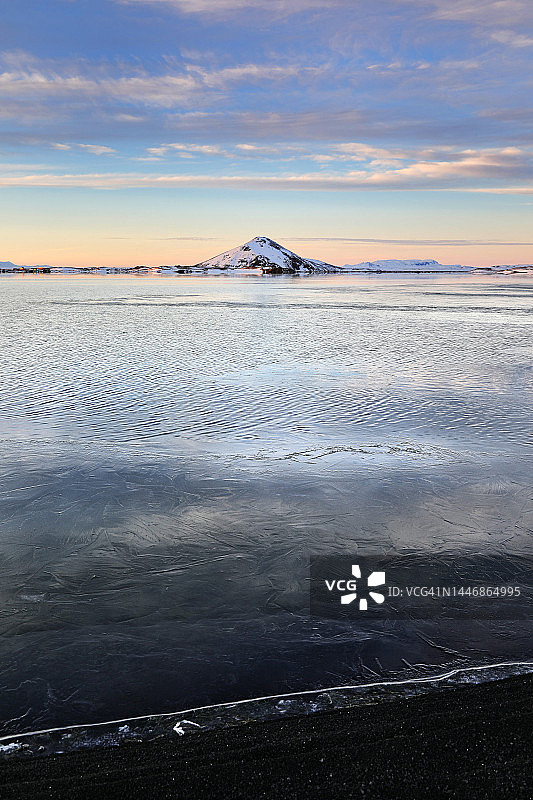 冰岛米湖冰下的湖面图片素材