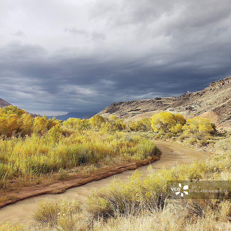 犹他州维珍河秋色与风暴图片素材