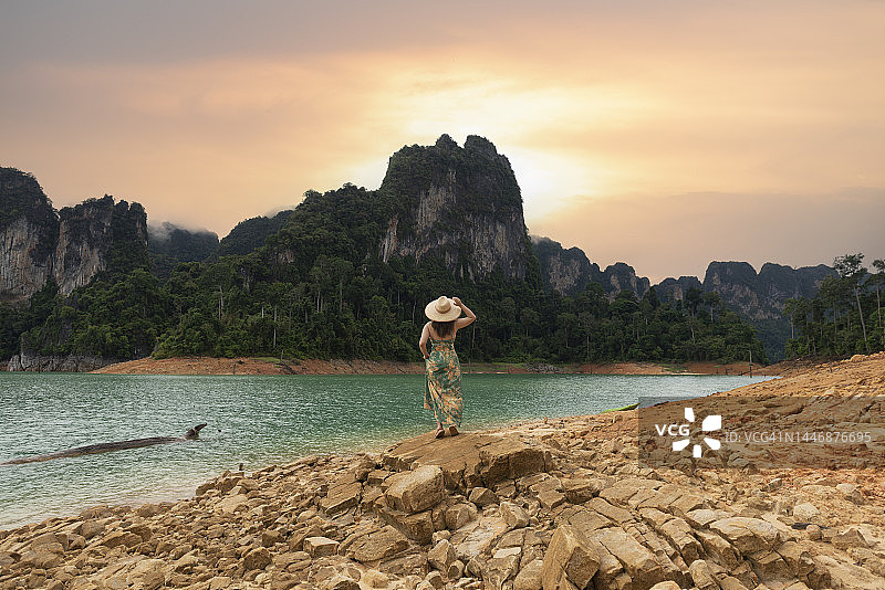 女游客旅行考索国家公园图片素材