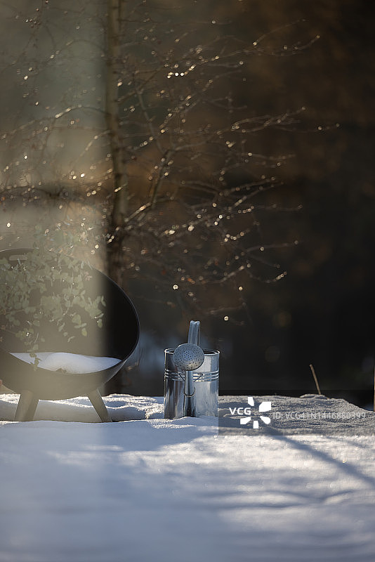 寒冷冬日里雪覆盖的花园（带文案空间）图片素材