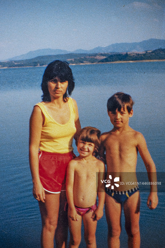 父母与孩子在海滩享受假期图片素材