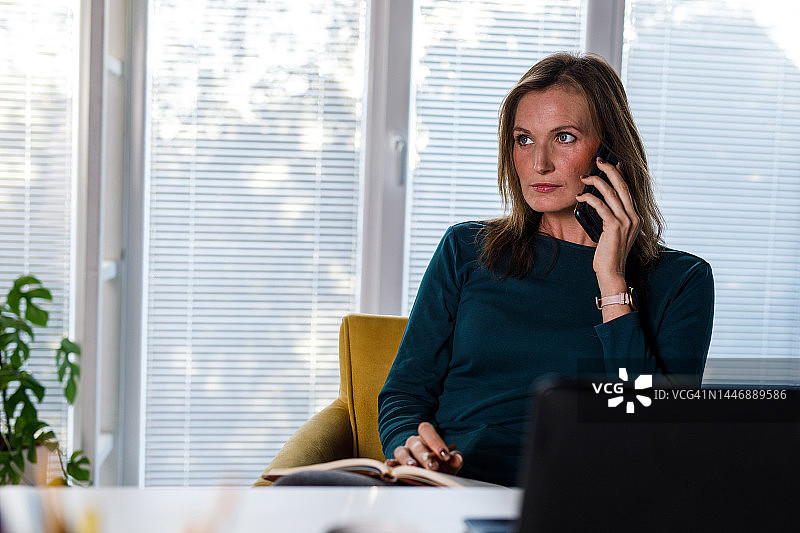 在与客户的电话会议中沉思的女商人图片素材
