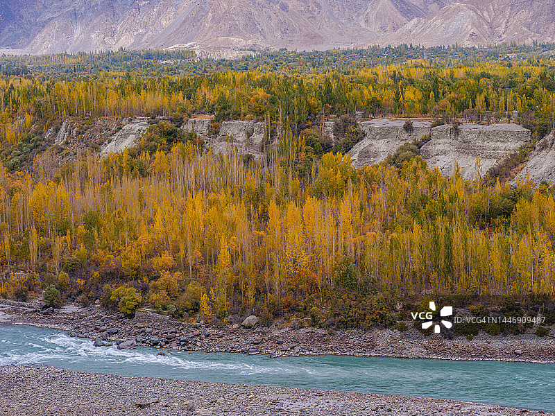 巴基斯坦罕萨山谷喀喇昆仑公路的秋季村庄景色图片素材