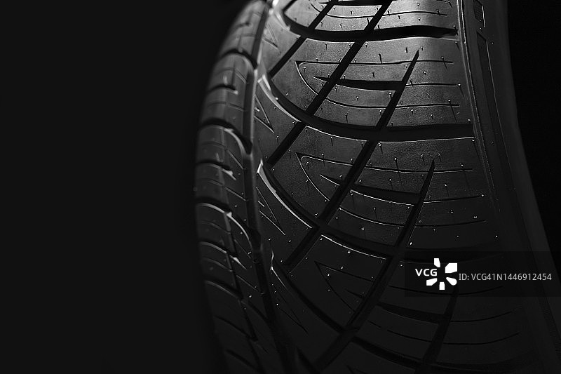 黑色背景下的新车轮胎图片素材