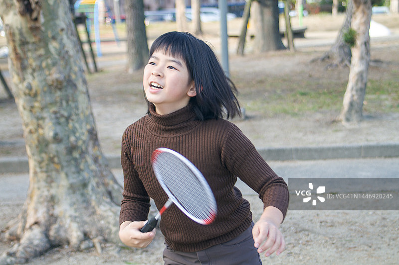 公园里拿着羽毛球拍的少女特写图片素材