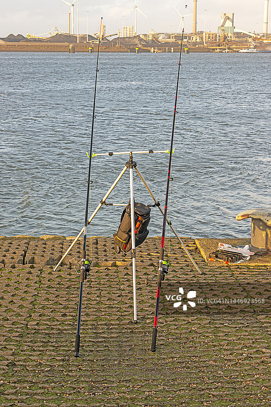 支架上的两根专业钓鱼竿图片素材