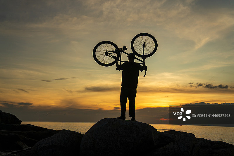 极限运动概念：泰国，岩石山上骑自行车的男人图片素材