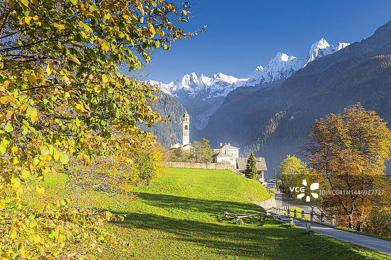 秋季的索格里奥传统村落，位于瑞士格劳宾登州布雷加利亚山谷图片素材