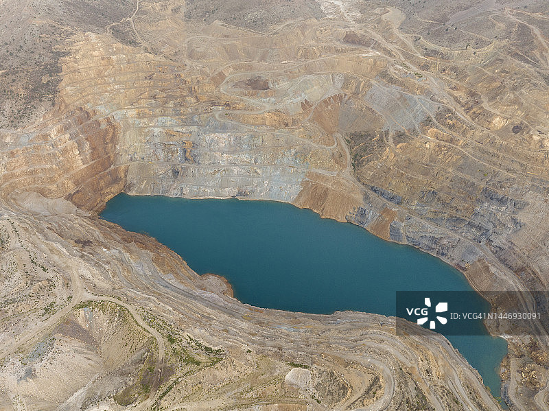 废弃的露天铁矿图片素材