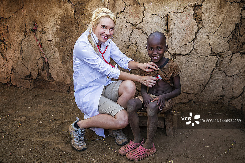 在肯尼亚小村庄，医生检查非洲男孩图片素材