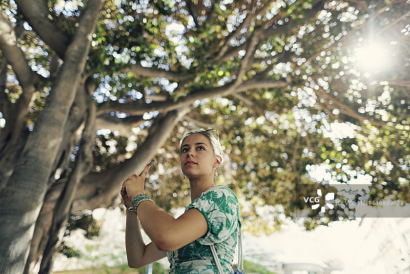 少女在阿利坎特的埃尔切公园观光图片素材