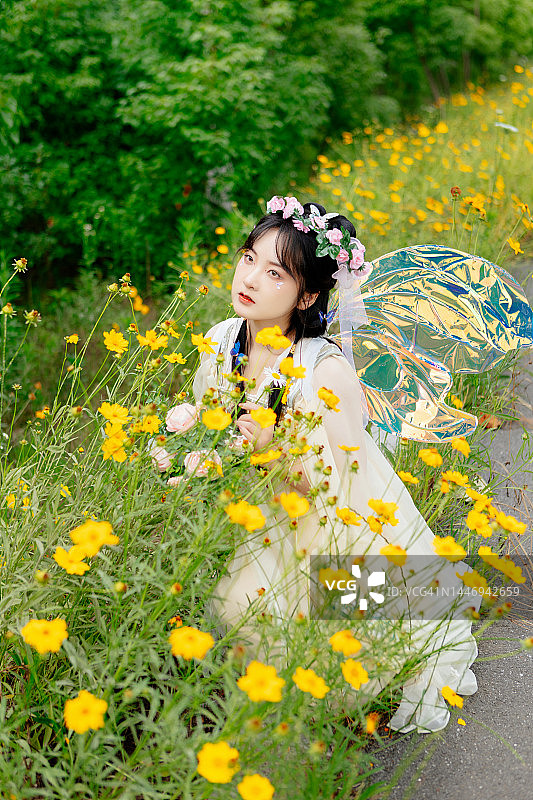 身穿中国服饰的亚洲美女在户外图片素材