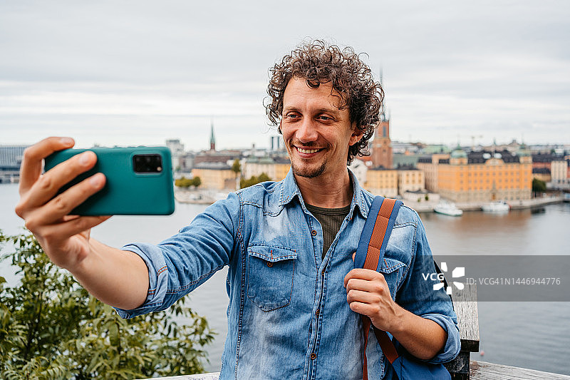 在斯德哥尔摩高处自拍的年轻男人图片素材