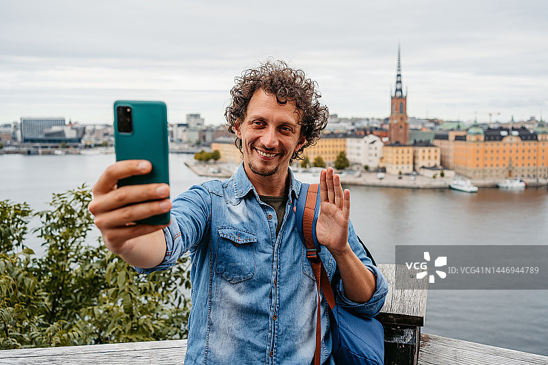 在斯德哥尔摩高处进行视频通话的年轻男人图片素材