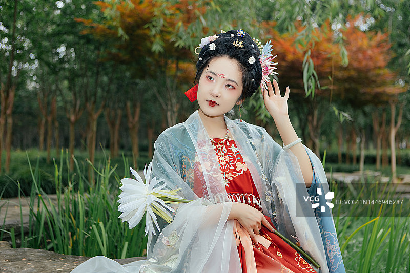 身穿汉服、手持昙花的亚洲美女图片素材