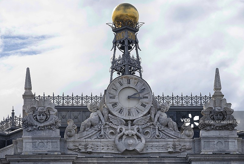 马德里西班牙银行大楼上金色球体和大理石钟图片素材