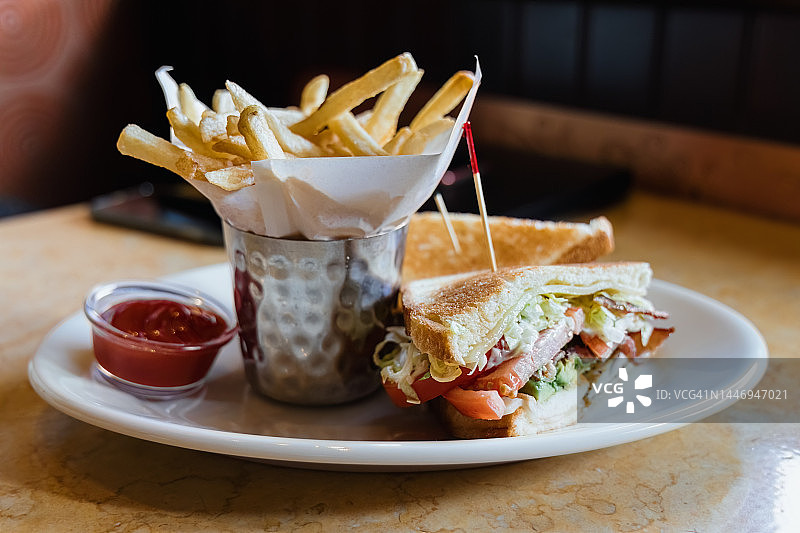 烤鸡肉牛油果俱乐部三明治配薯条图片素材