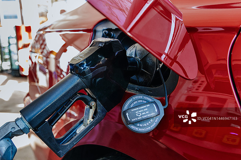 在加油站给汽车加油图片素材