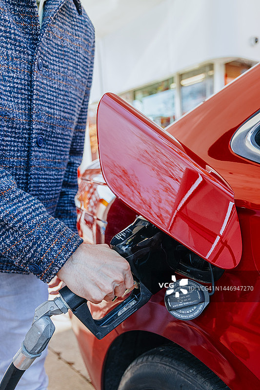 男人在加油站给汽车加油图片素材