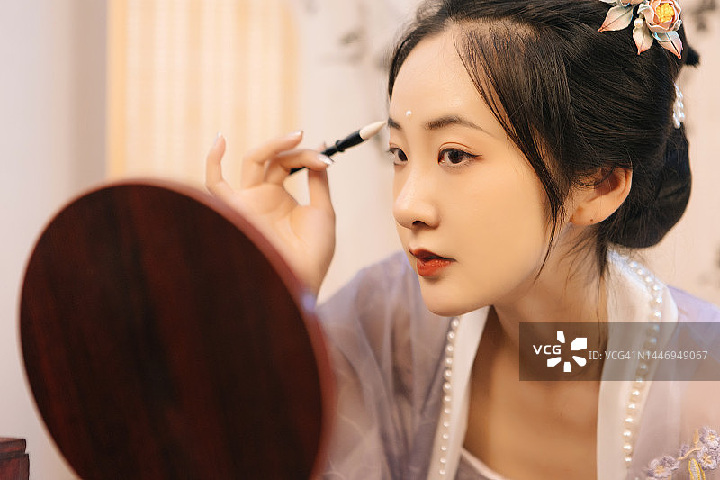 亚洲汉服美女在家化妆图片素材
