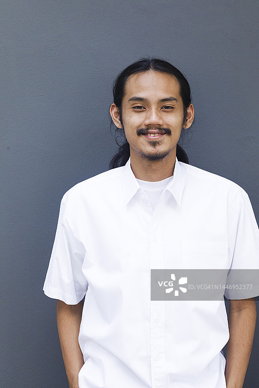 年轻泰国男人的放松肖像图片素材