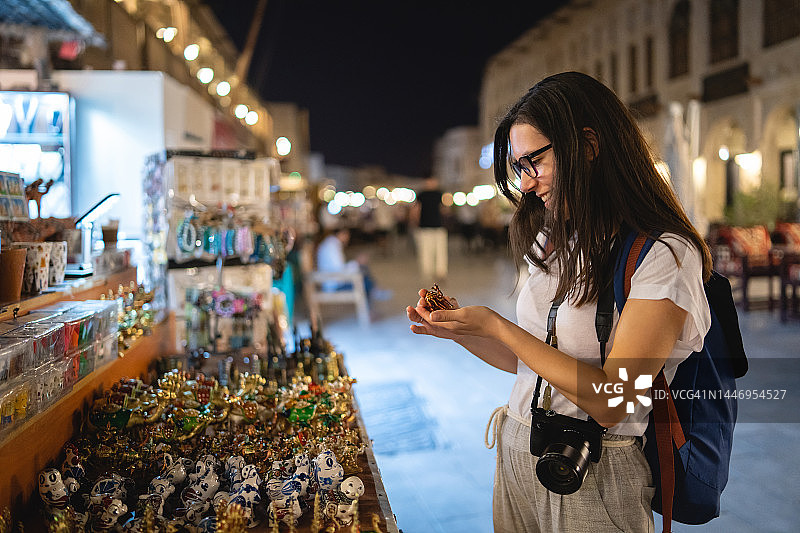 在卡塔尔街头市场购物的年轻女人图片素材