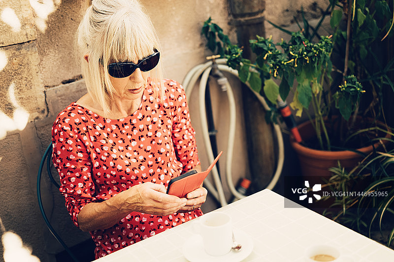 法国普罗旺斯科蒂尼亚克村的咖啡馆图片素材