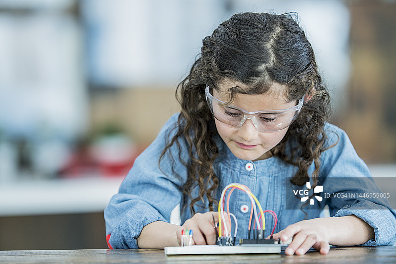 从事STEM项目的女孩图片素材
