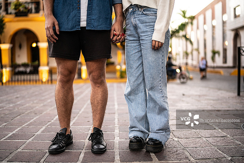 户外手牵手的年轻情侣下半身图片素材