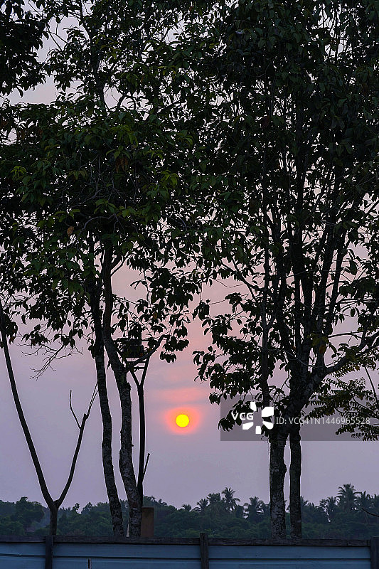 哥打基纳巴卢丹绒亚路海滩的日落剪影，沙巴，马来西亚图片素材