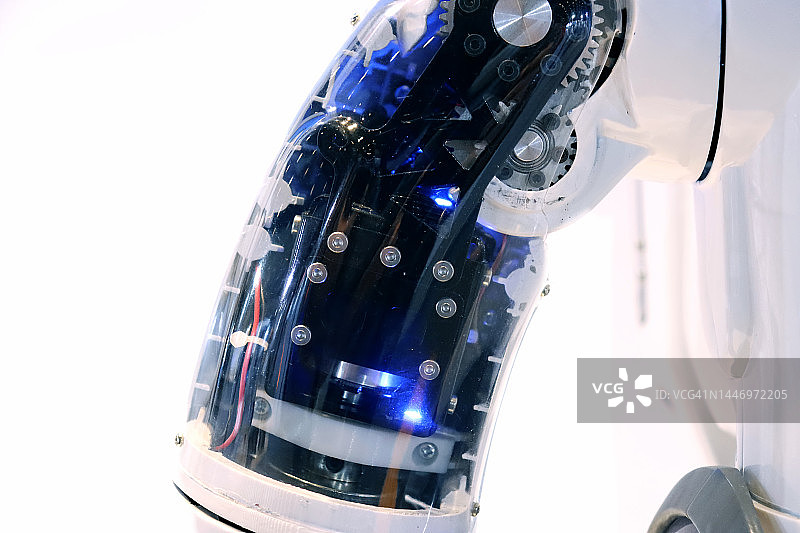 展示AI机器人的内部工作系统，机器人取代人类的工作方式图片素材