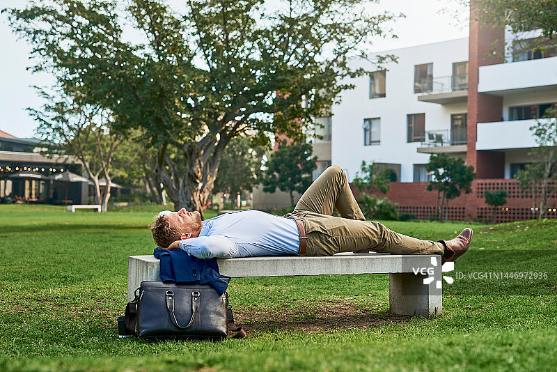 城市商人：在公园长椅上放松或午休小憩，自我保健或精神健康衰竭。疲惫、压力大或筋疲力尽的公司员工或被解雇的员工在花园椅上焦虑图片素材