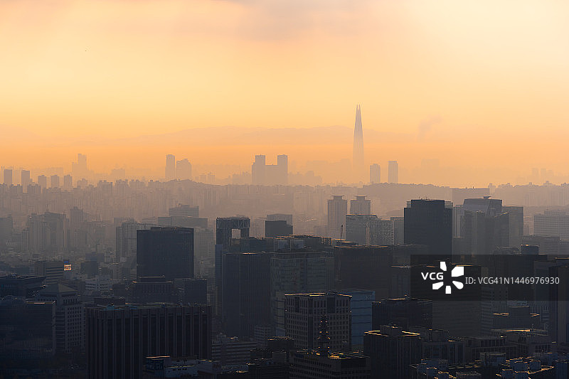 仁王山俯瞰首尔城市天际线图片素材