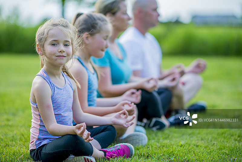 家庭共同冥想图片素材