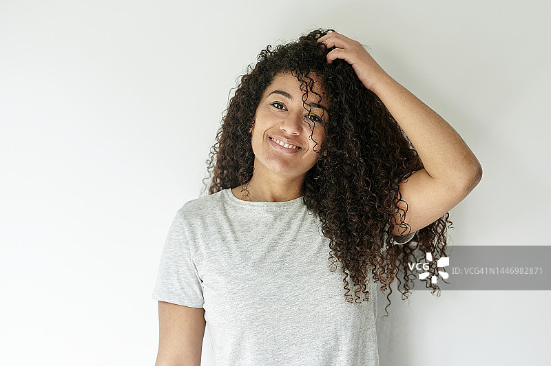 在白色背景上抚摸头发的女人肖像图片素材