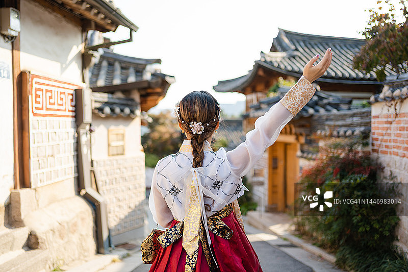 在北村韩屋村，一位身穿韩服的女士的后视图图片素材