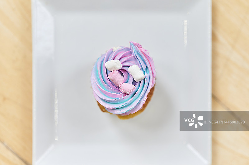 桌上的纸杯蛋糕图片素材