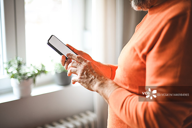 中年男子在家工作（手机）图片素材