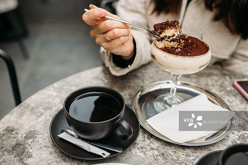 享用自制提拉米苏配美式咖啡图片素材