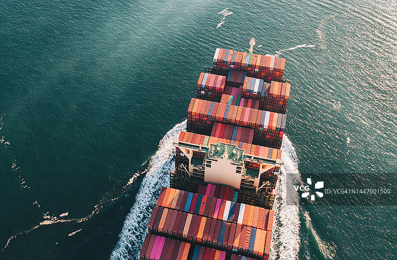英国索伦特海上集装箱船的航拍日景图片素材
