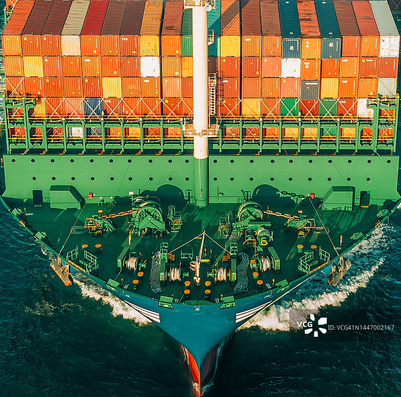 英国索伦特海上集装箱船的航拍日景图片素材