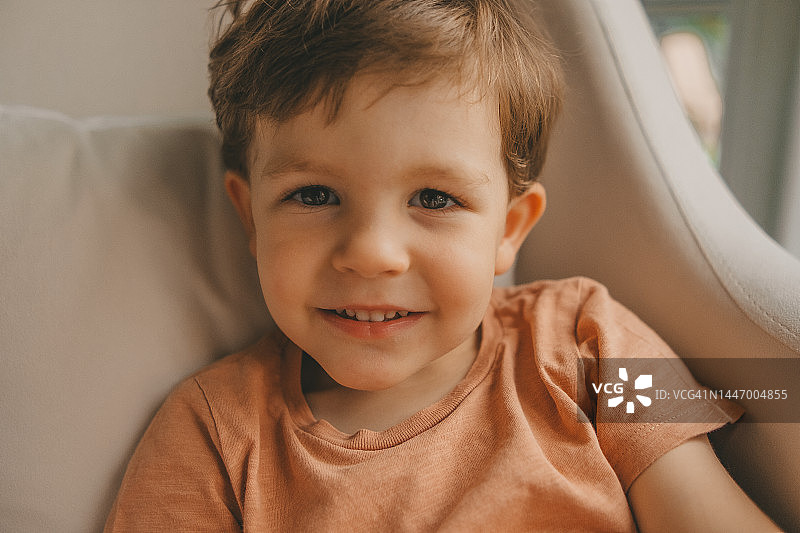 微笑的三岁男孩特写肖像图片素材