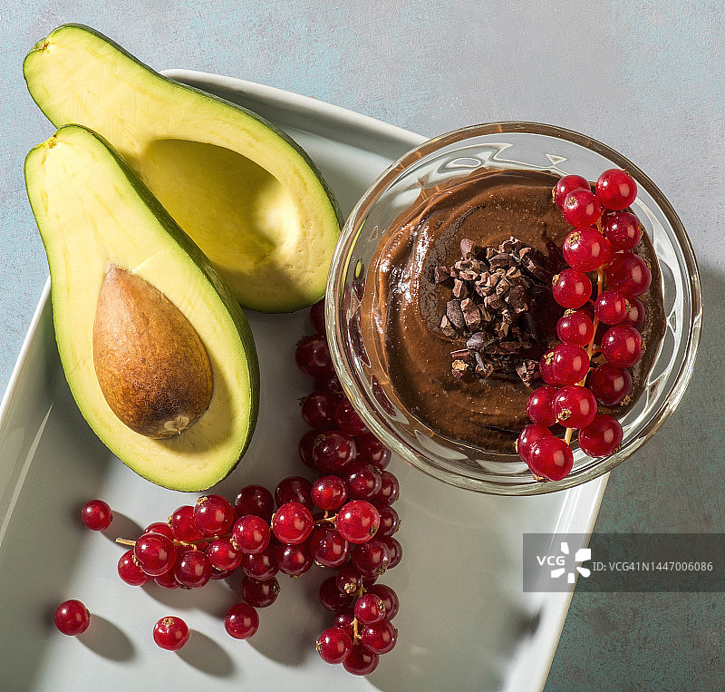 牛油果、红醋栗和巧克力火锅图片素材
