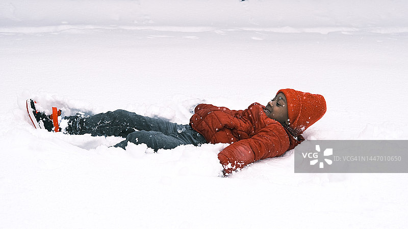 非裔儿童在雪地里玩耍图片素材