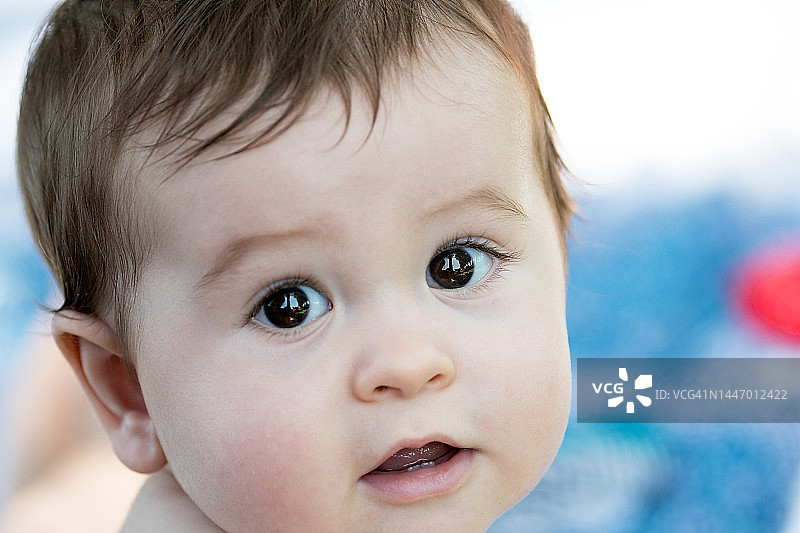 一岁宝宝的动人眼神特写图片素材