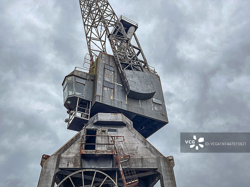 阴天下的旧生锈工业起重机图片素材