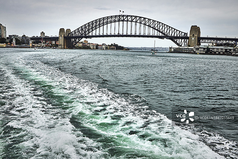 阴天时从渡轮上看到的悉尼海港大桥图片素材