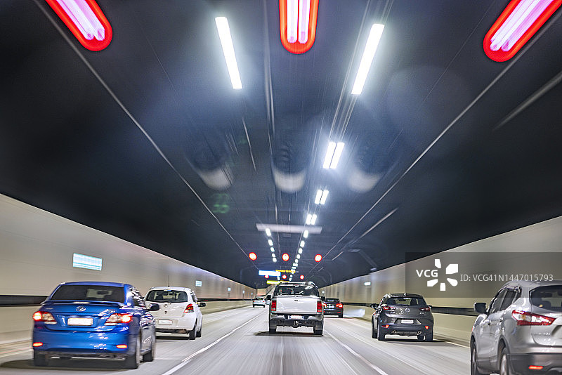 在公路隧道中行驶（车辆视角）图片素材